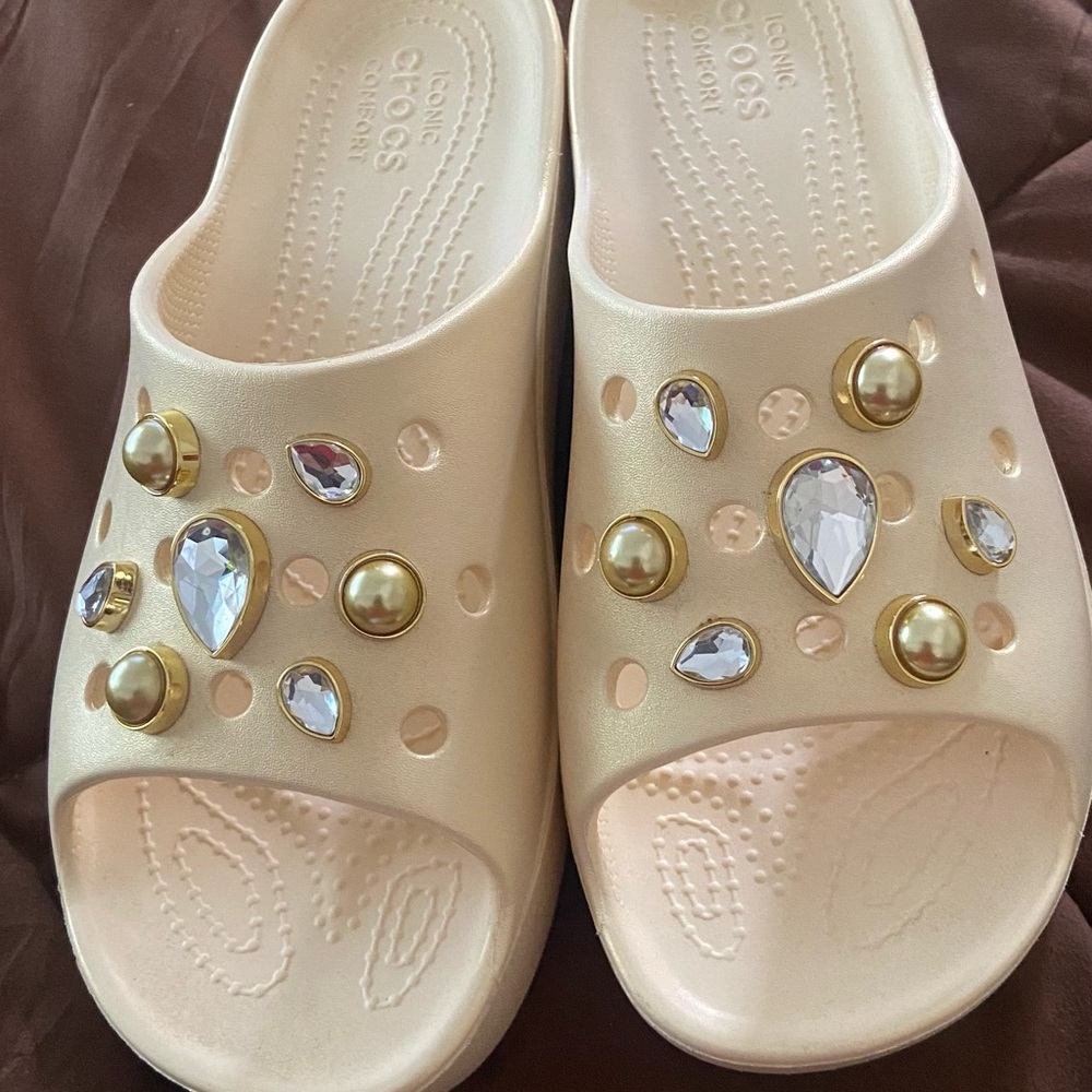 CROCS Women's Embellished Cream Mules